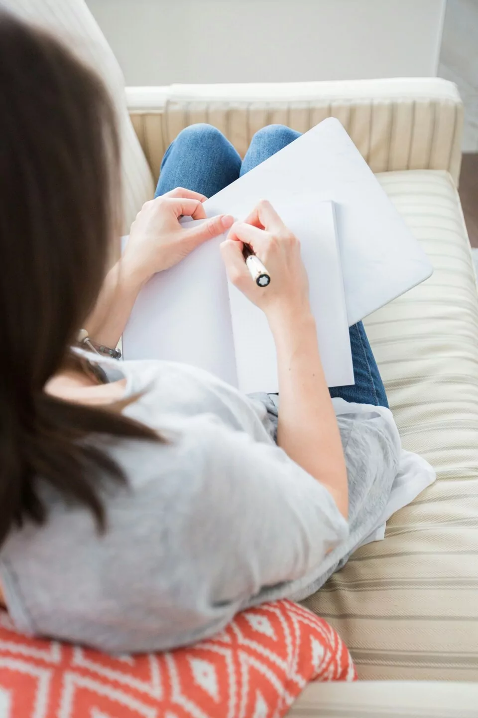 Natrętne myśli, overthinking, ruminacje… Co zrobić, gdy umysł zalewają niechciane myśli?